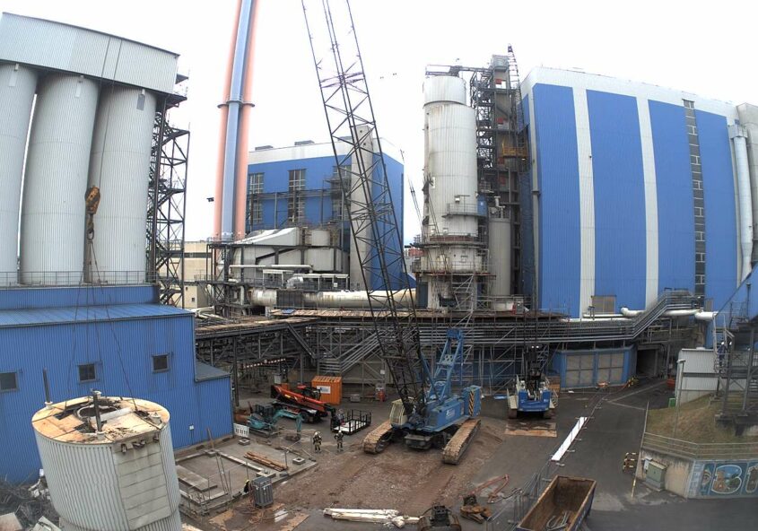 Blaues Industriegebäude mit Kran