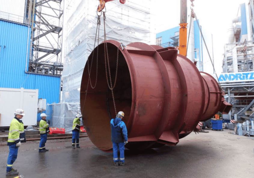 Großes rotes metallisches Bauteil auf einer Baustelle