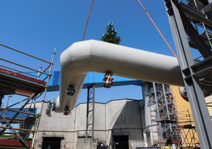 Großes, weißes Rohr auf einer Baustelle