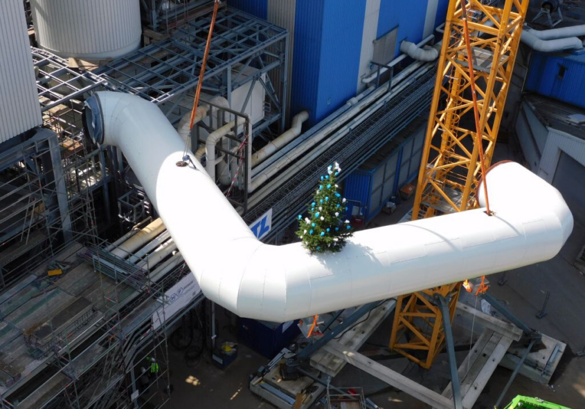 Großes weißes Rohr mit Weihnachtsbaum drauf