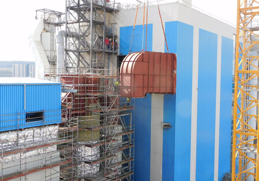 Rotes großes Blechteil an einem Kran